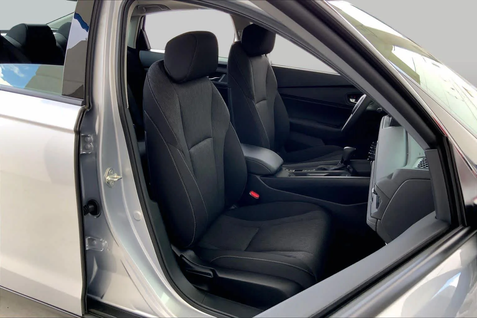 Used 2026 Solar Silver Metallic Honda SE image 9