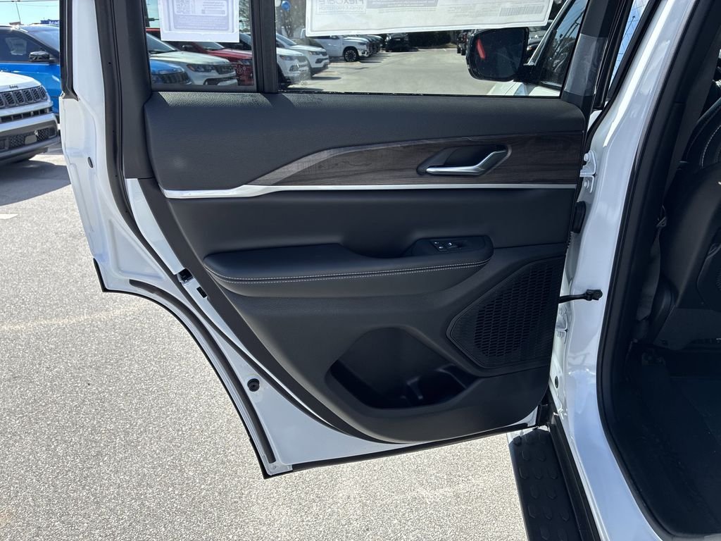 New 2026 Bright White Clear-Coat Exterior Paint Jeep Altitude image 27