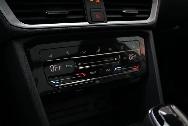 2025 Volkswagen Taos SEL - Photo 7