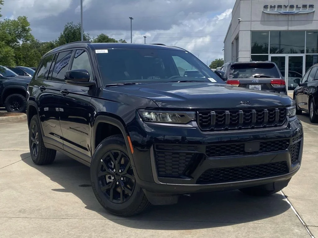 New 2026 Diamond Black Crystal Pearlcoat Jeep Laredo Altitude image 32