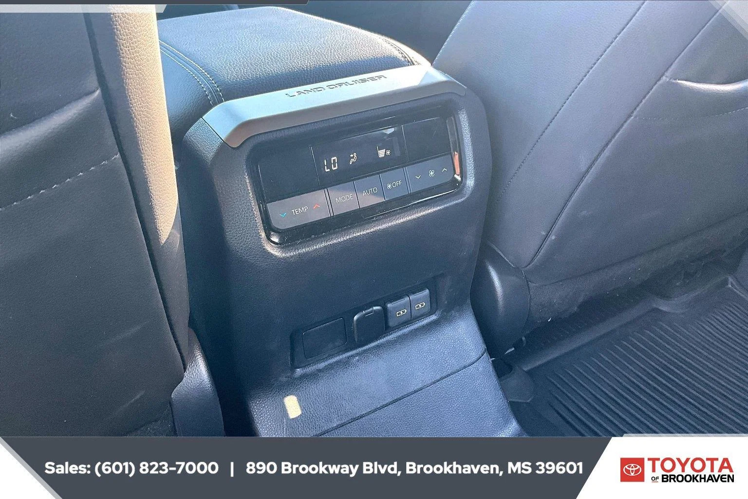 Used 2025 Wind Chill Pearl Toyota Base image 25