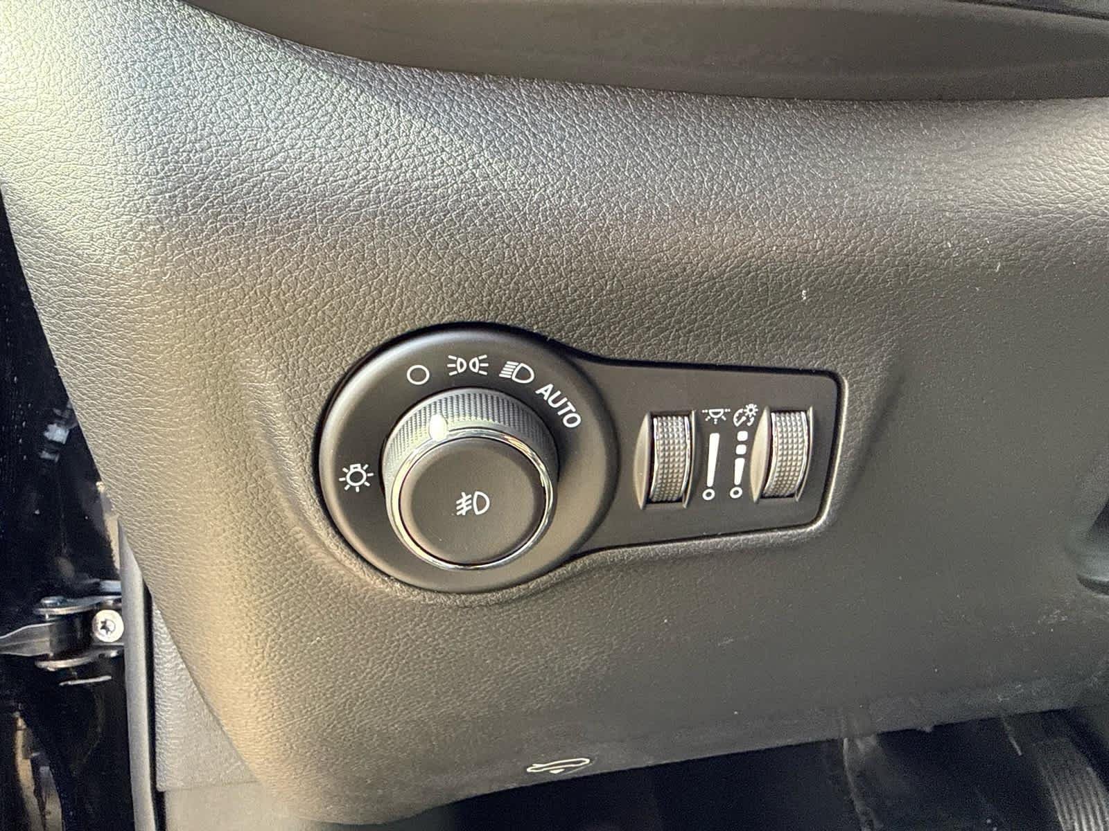 New 2026 Diamond Black Crystal Pearlcoat Jeep Latitude image 16