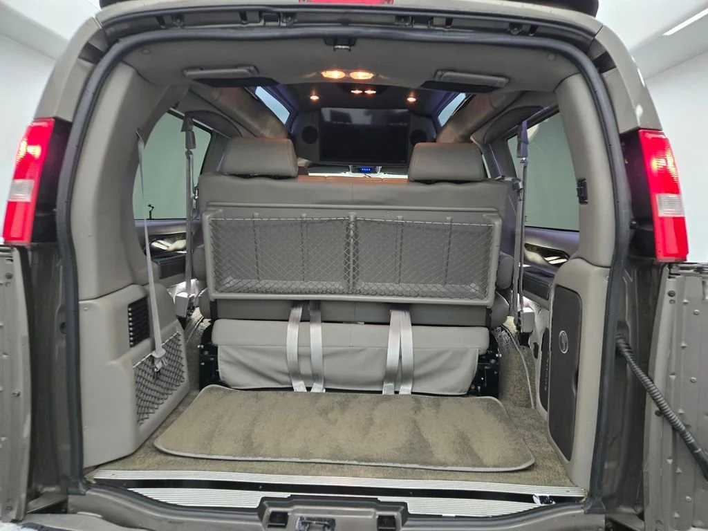 2023 GMC Savana Cargo Work Van - Photo 7