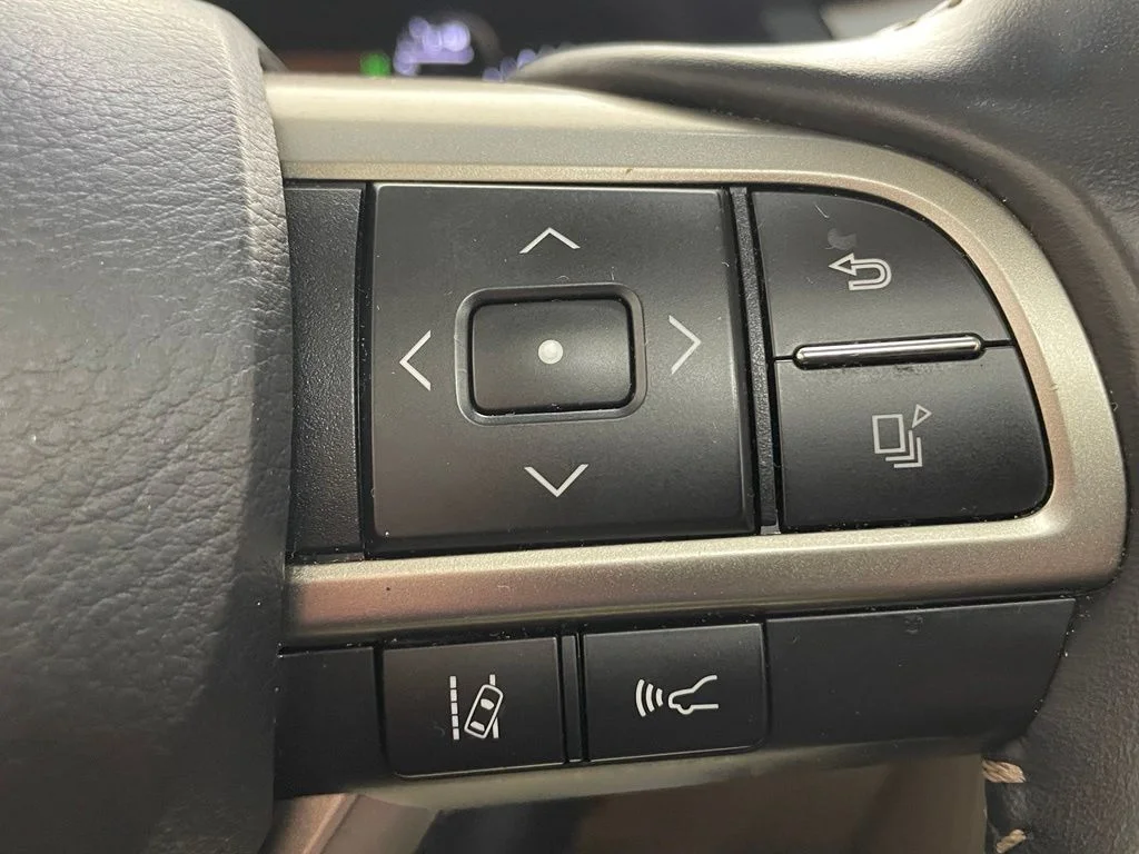 Used 2021  Lexus 460 Luxury image 27