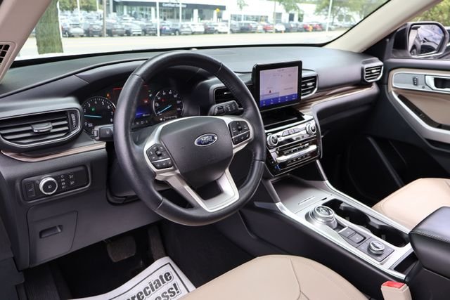 Used 2021 White Metallic Ford Limited image 13