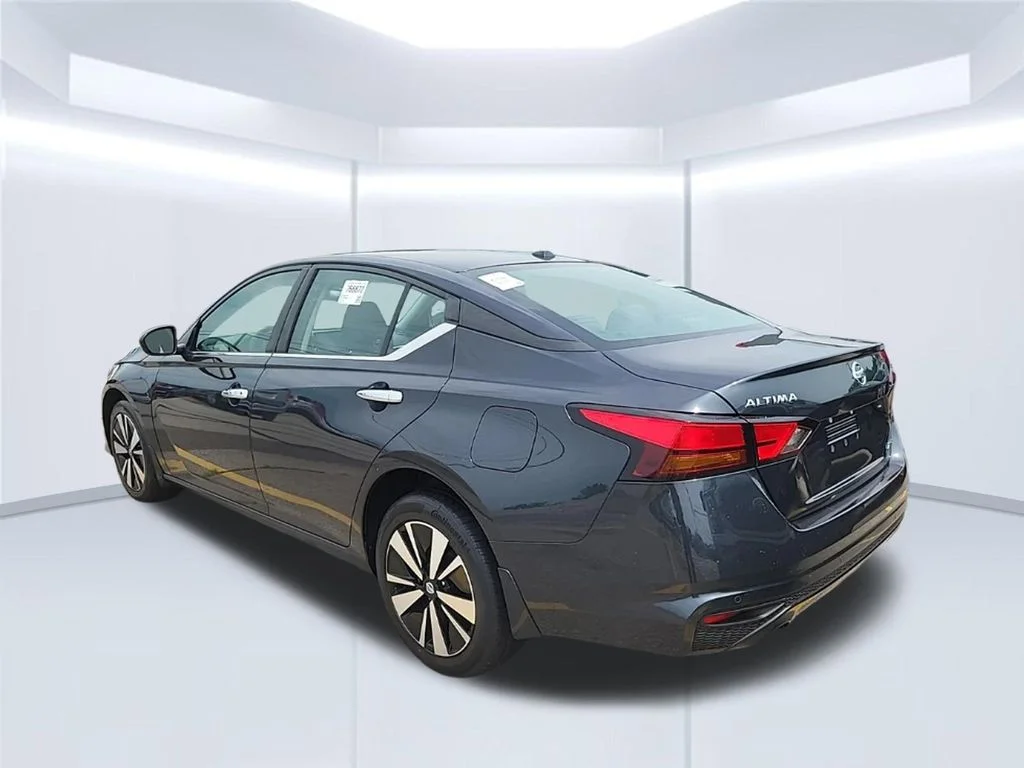 Used 2022 Blue Nissan 2.5 SV image 2