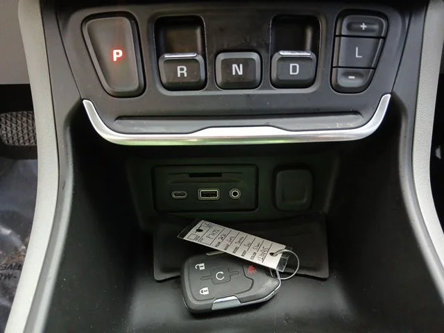 Used 2020 Silver GMC SLT image 34