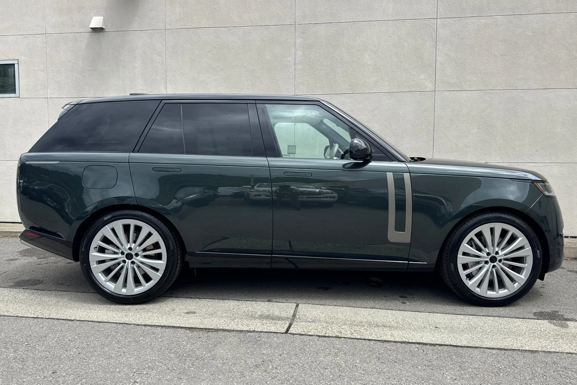 New 2026 Belgravia Green Land Rover SE image 8