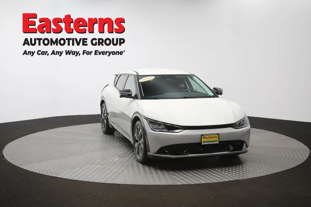 Used 2022 White Kia Wind image 49