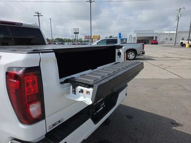Used 2022 White GMC Elevation image 12