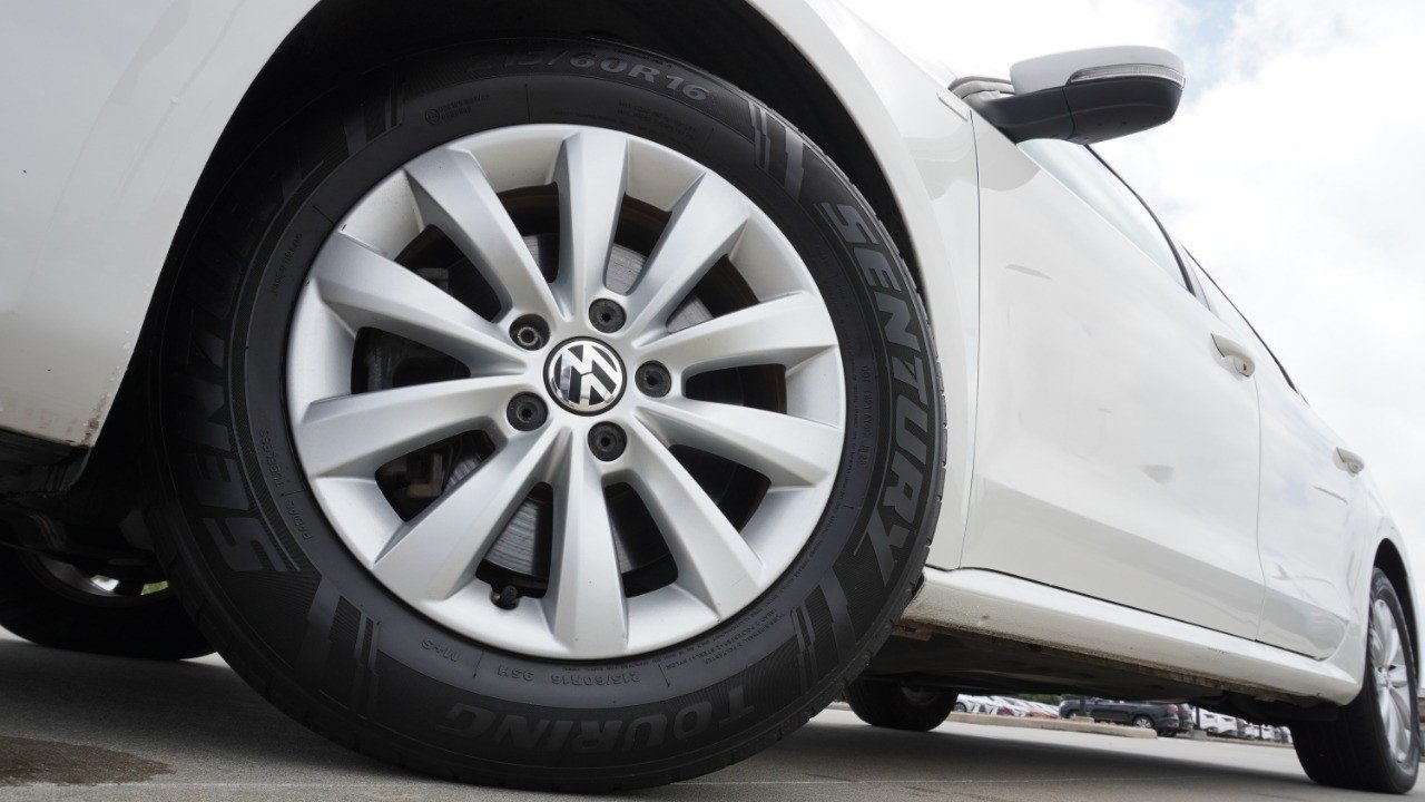 Used 2014 White Volkswagen S image 11