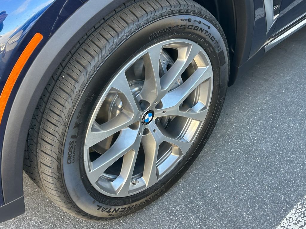 New 2026 Tanzanite Blue II Metallic BMW xDrive50e image 3