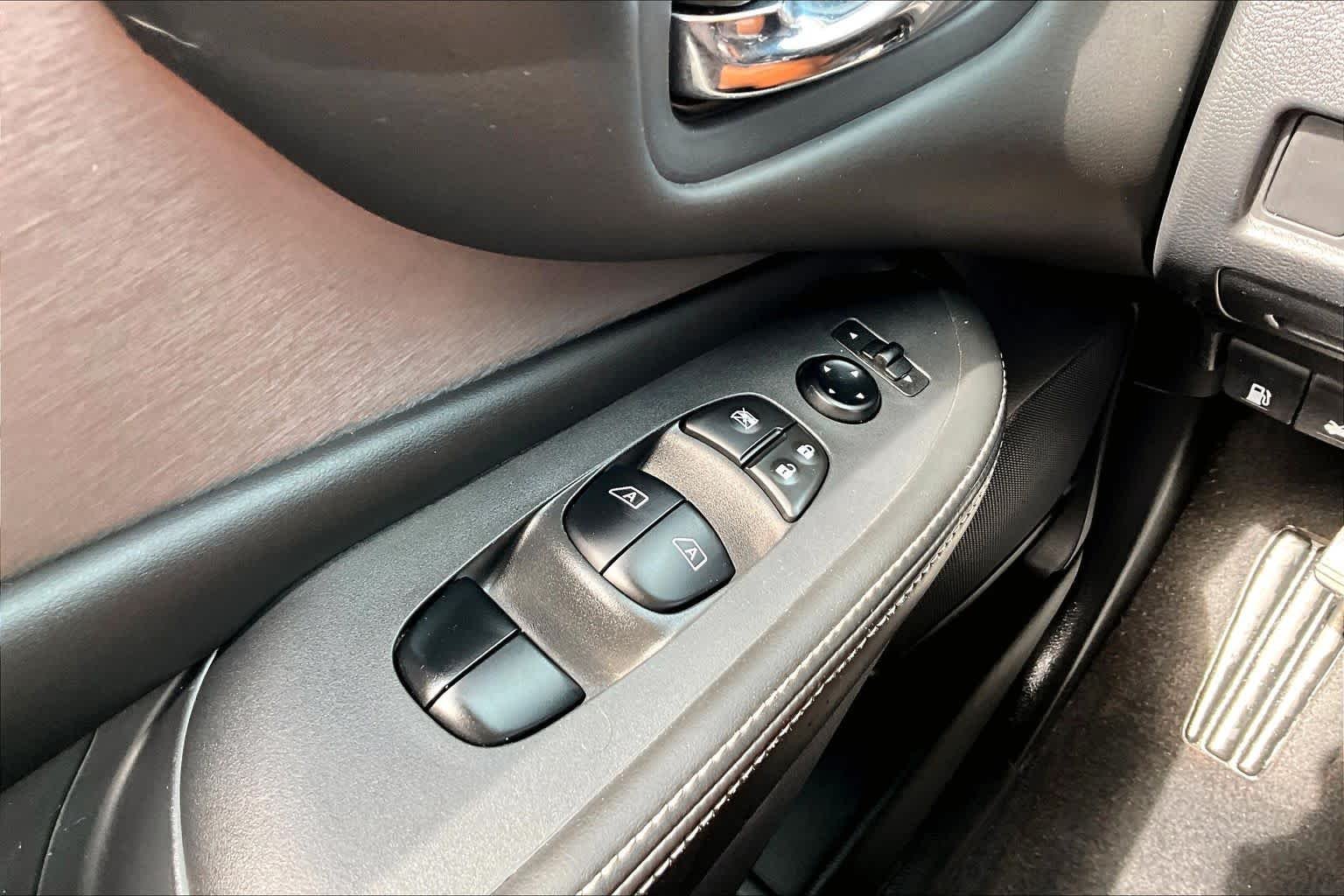 Used 2020 Super Black Metallic Nissan S image 33