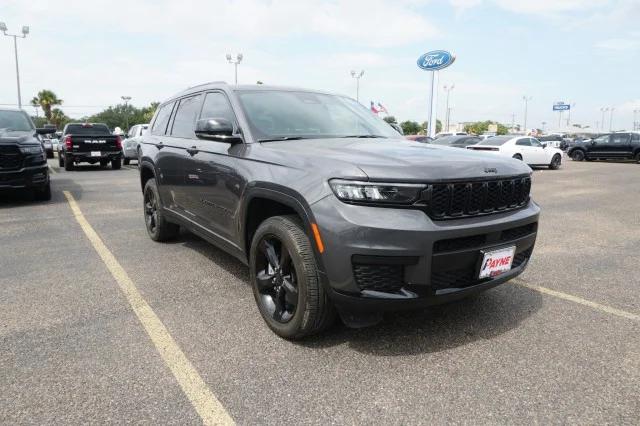 Used 2025  Jeep Laredo X image 3