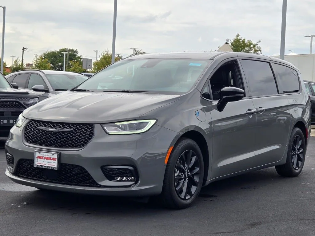 Used 2024 White Chrysler Select S Appearance image 3
