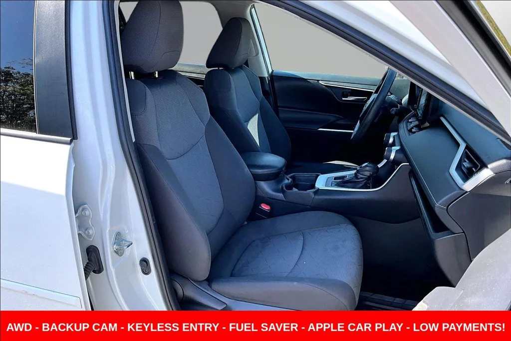 Used 2020 White Toyota XLE image 33