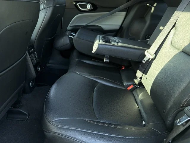Used 2024  Jeep Limited image 9