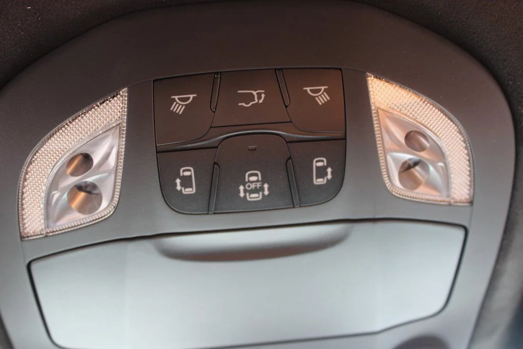 New 2026 Bright White Clear-Coat Exterior Paint Chrysler Pinnacle image 22