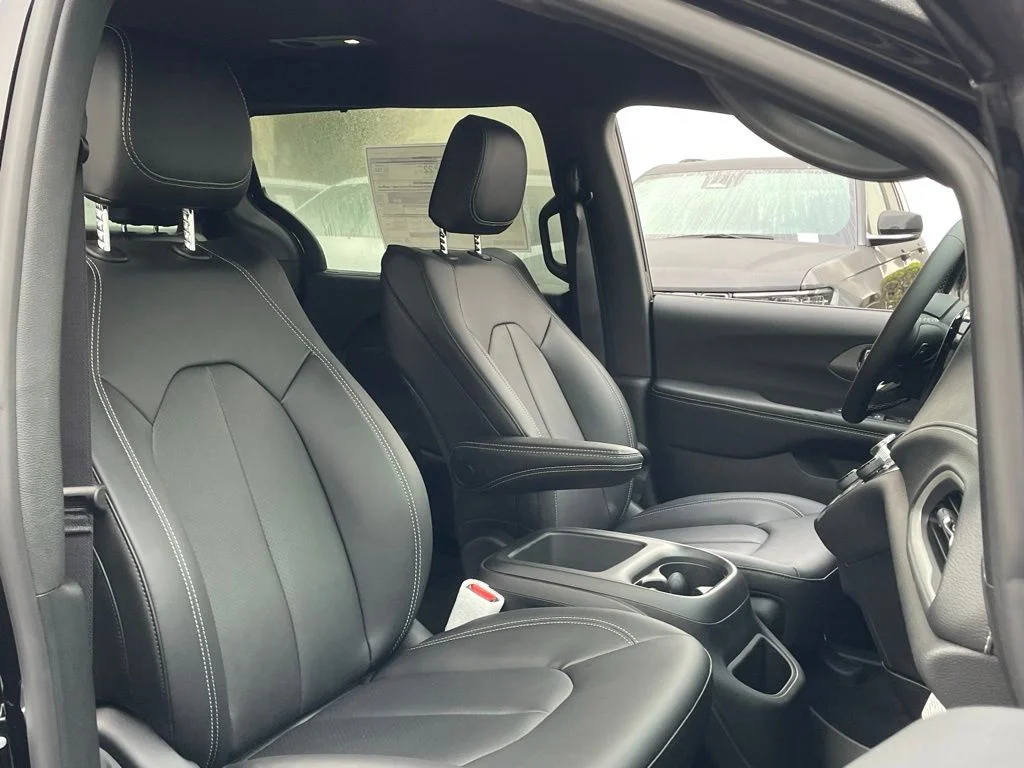 New 2026 Diamond Black Crystal Pearl-Coat Exterior Paint Chrysler Select image 17