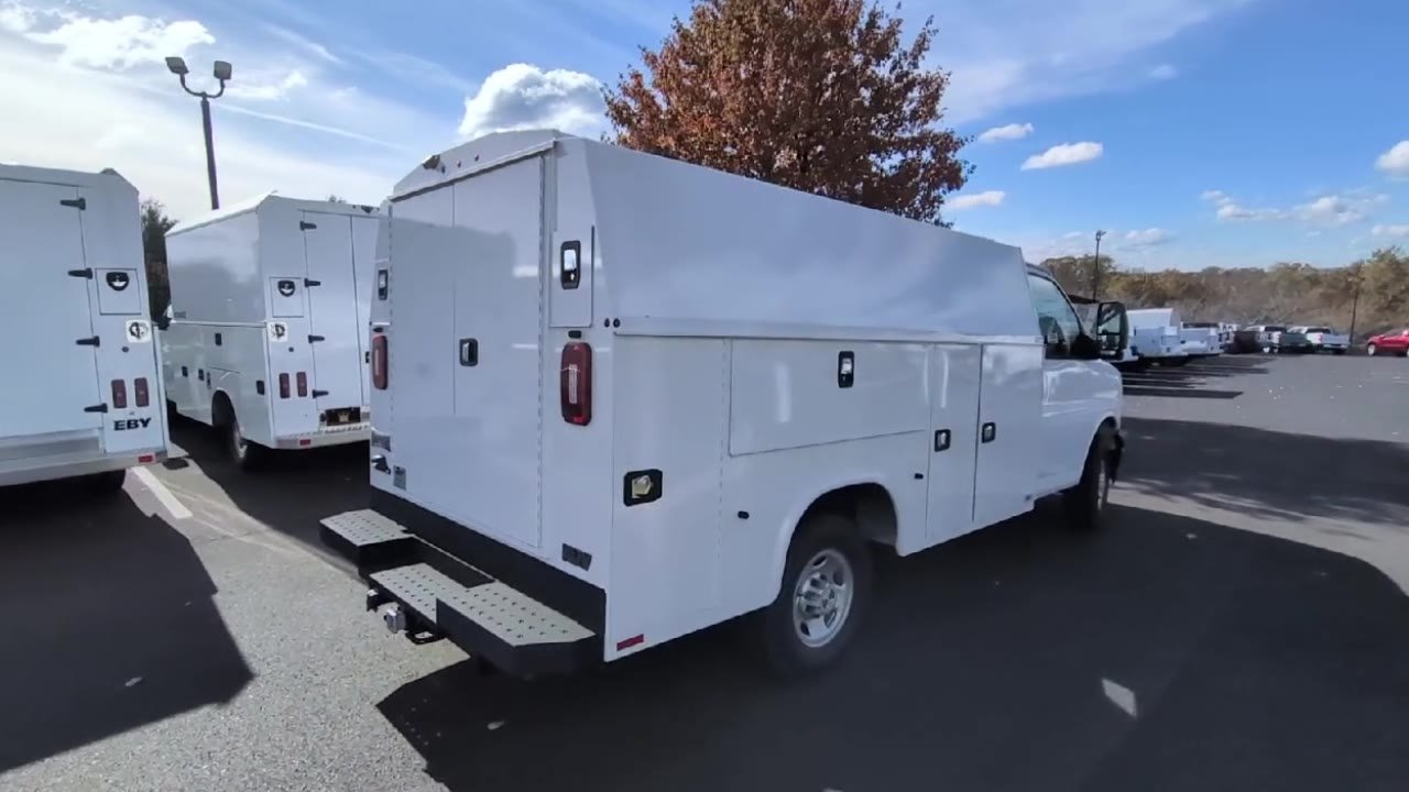New 2025 Summit White Chevrolet 1WT image 39