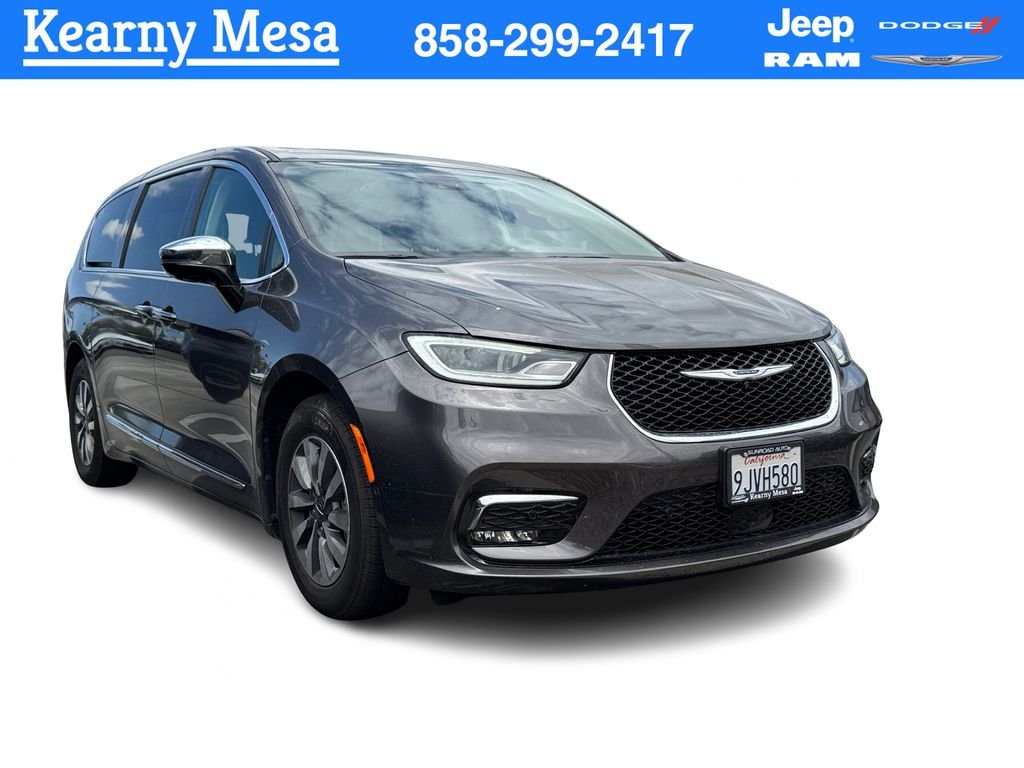 2023 Chrysler Pacifica Hybrid Limited Hybrid's photo