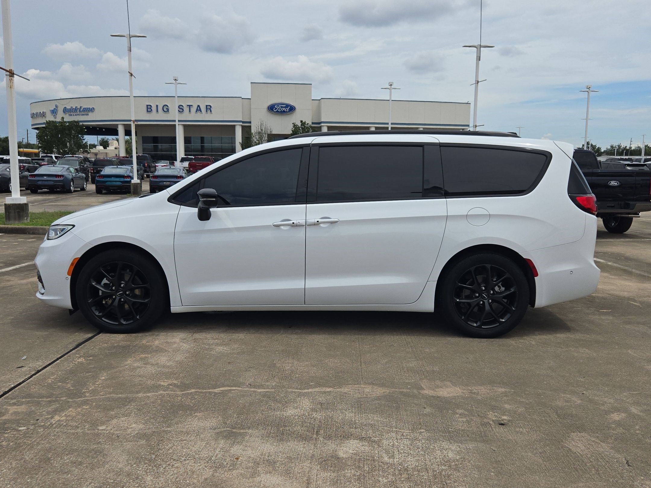 Used 2024 Bright White Clearcoat Chrysler Limited image 6