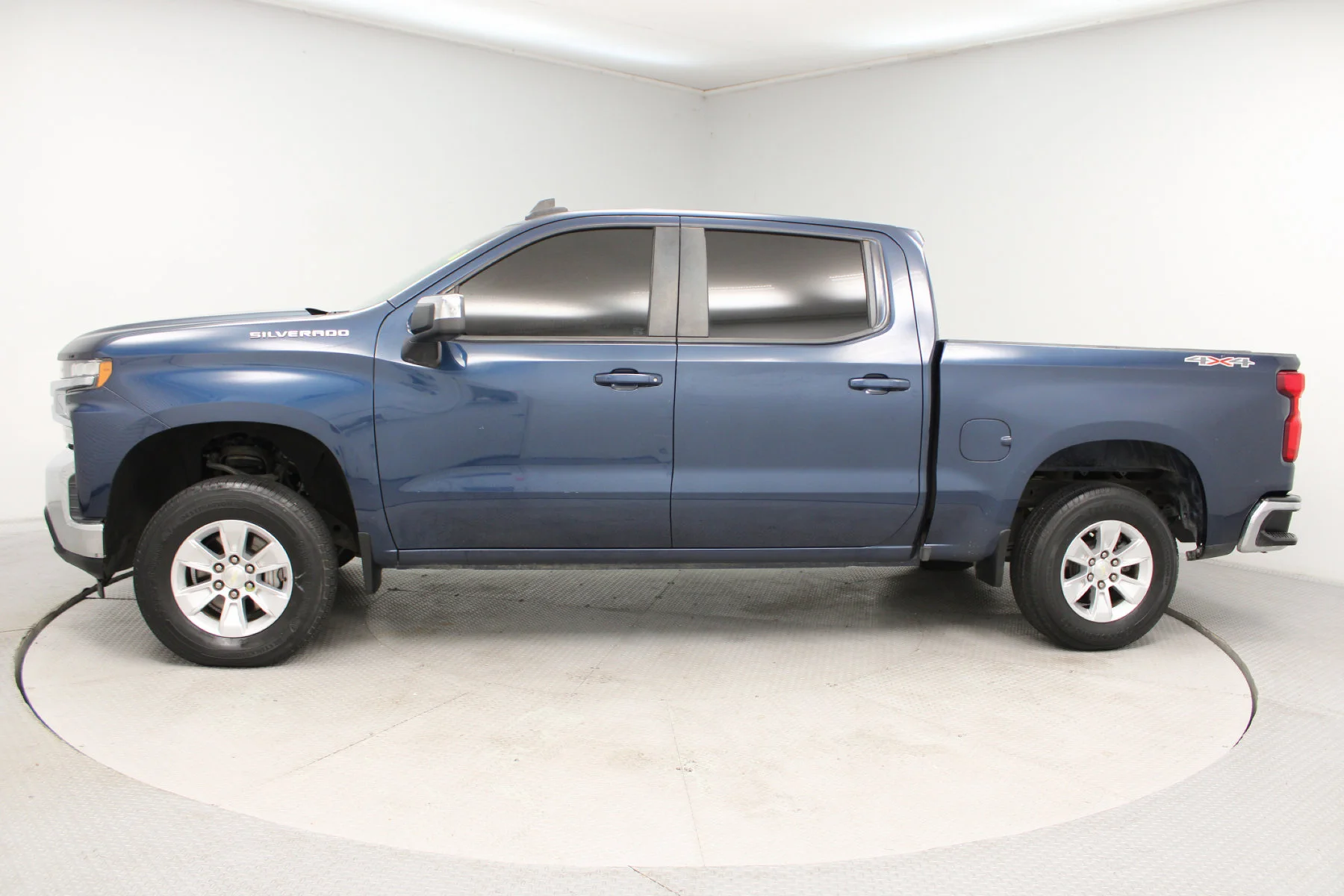 Used 2020 Northsky Blue Metallic Chevrolet 4WD Crew Cab 147 LT image 29