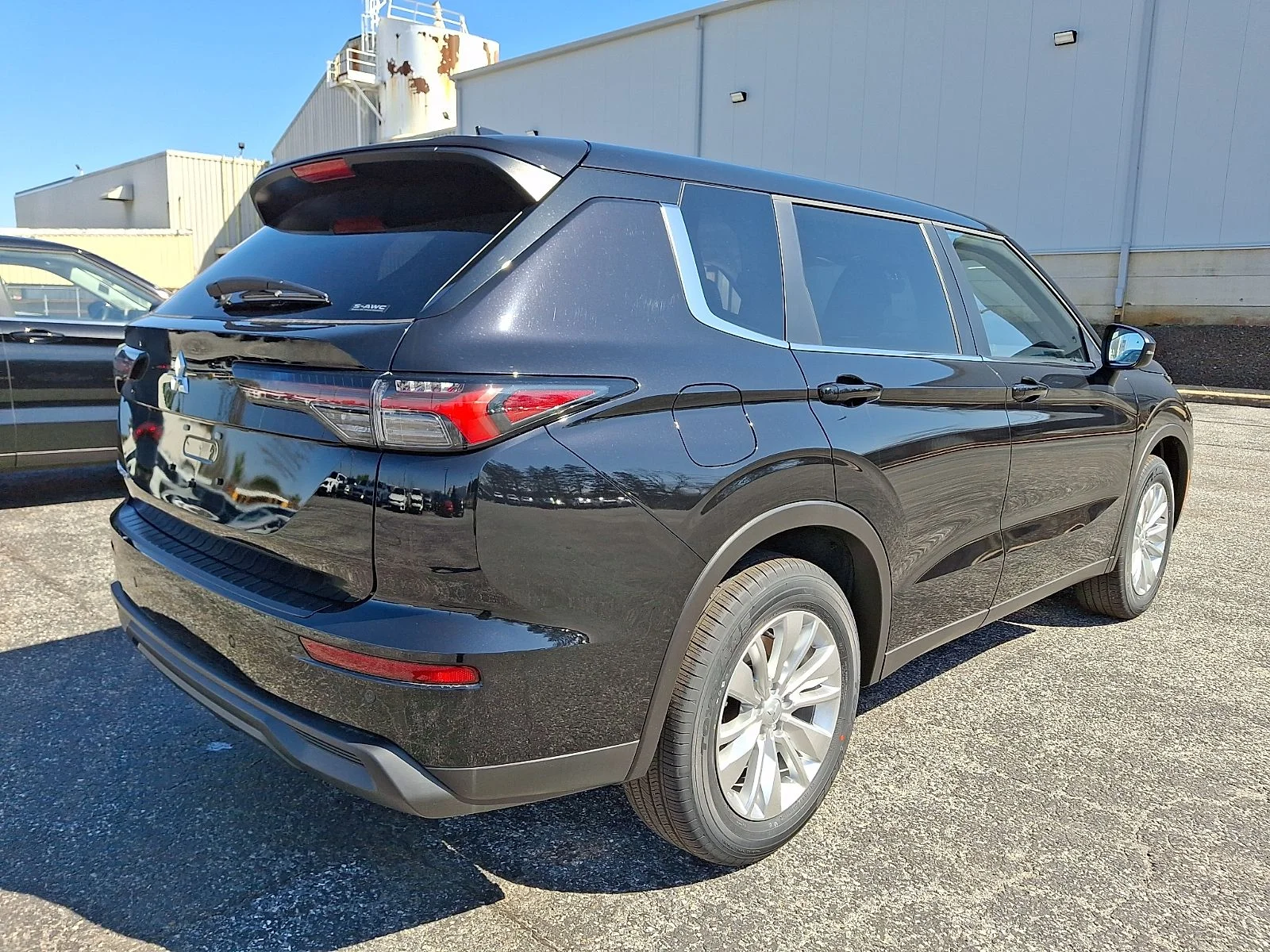New 2026 Black Mitsubishi ES image 8