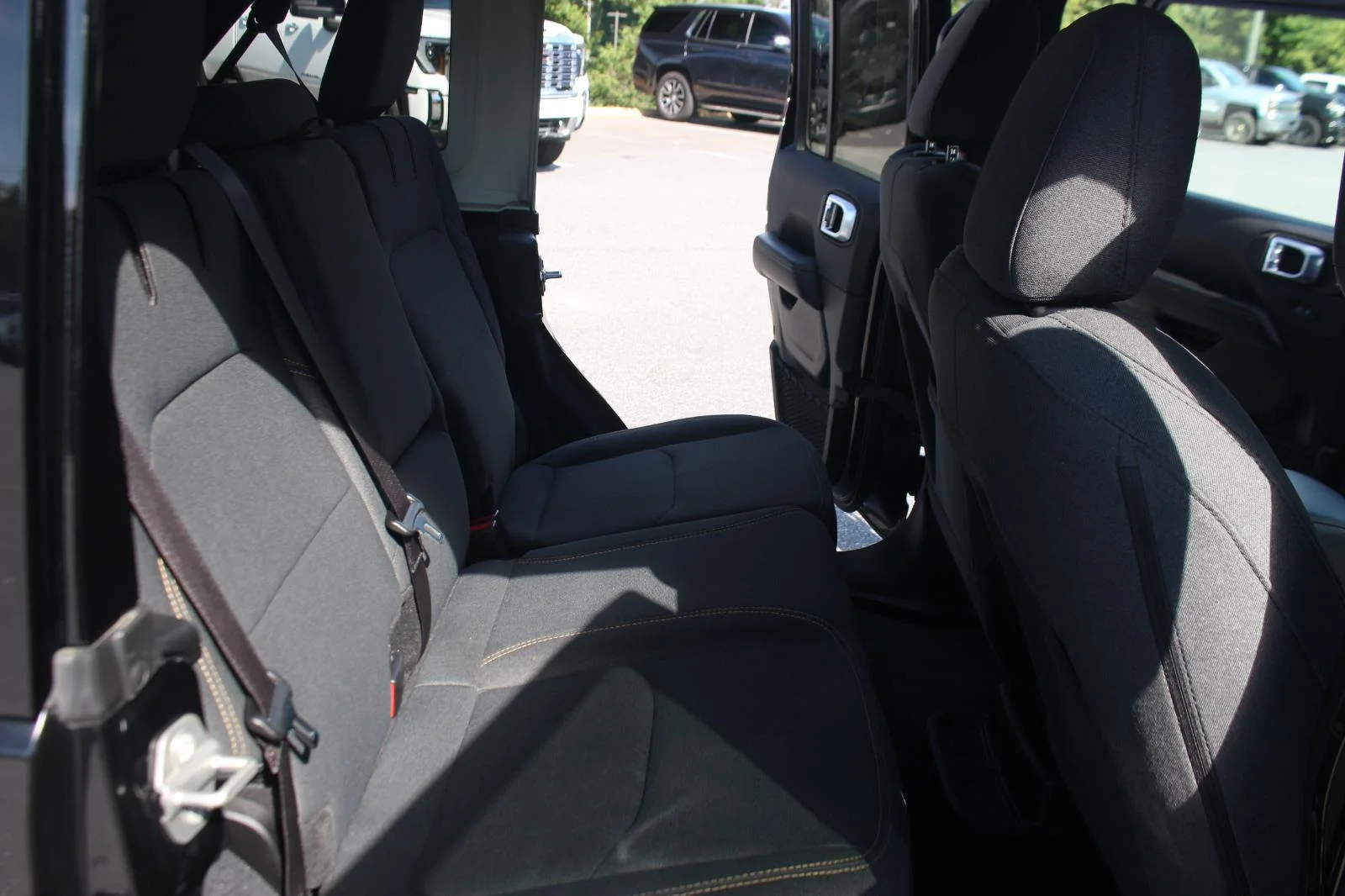 Used 2024  Jeep Sahara image 34