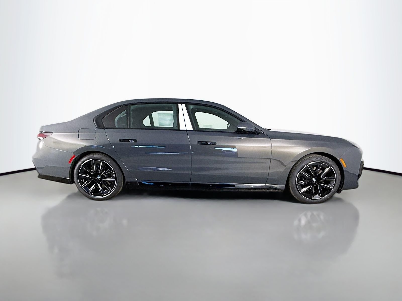 New 2026 Dravit Grey Metallic BMW 750e xDrive image 8