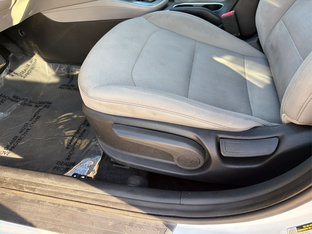 Used 2017 Quartz White Pearl Hyundai SE image 18