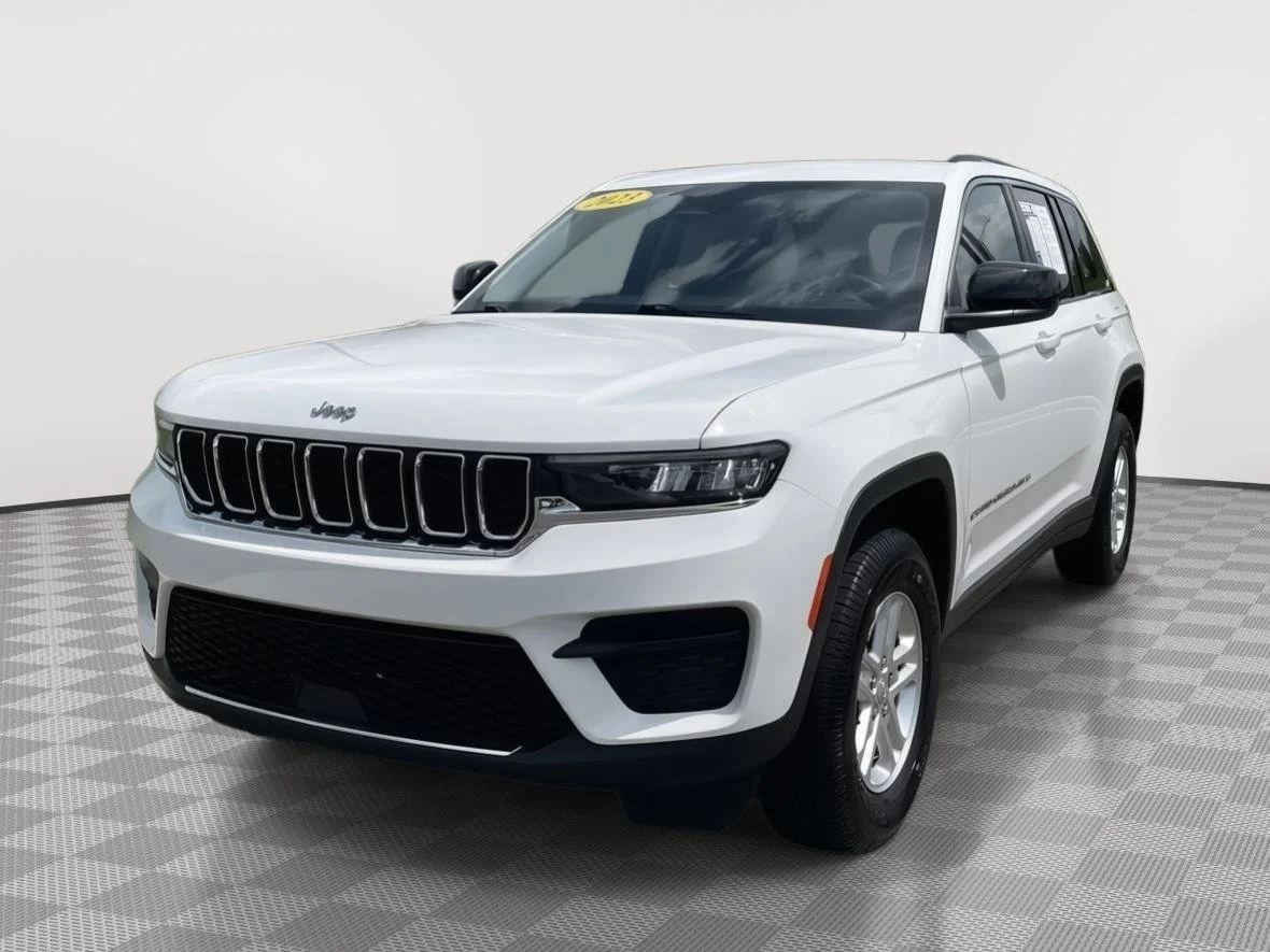 Used 2023 Bright White Clearcoat Jeep Laredo image 20