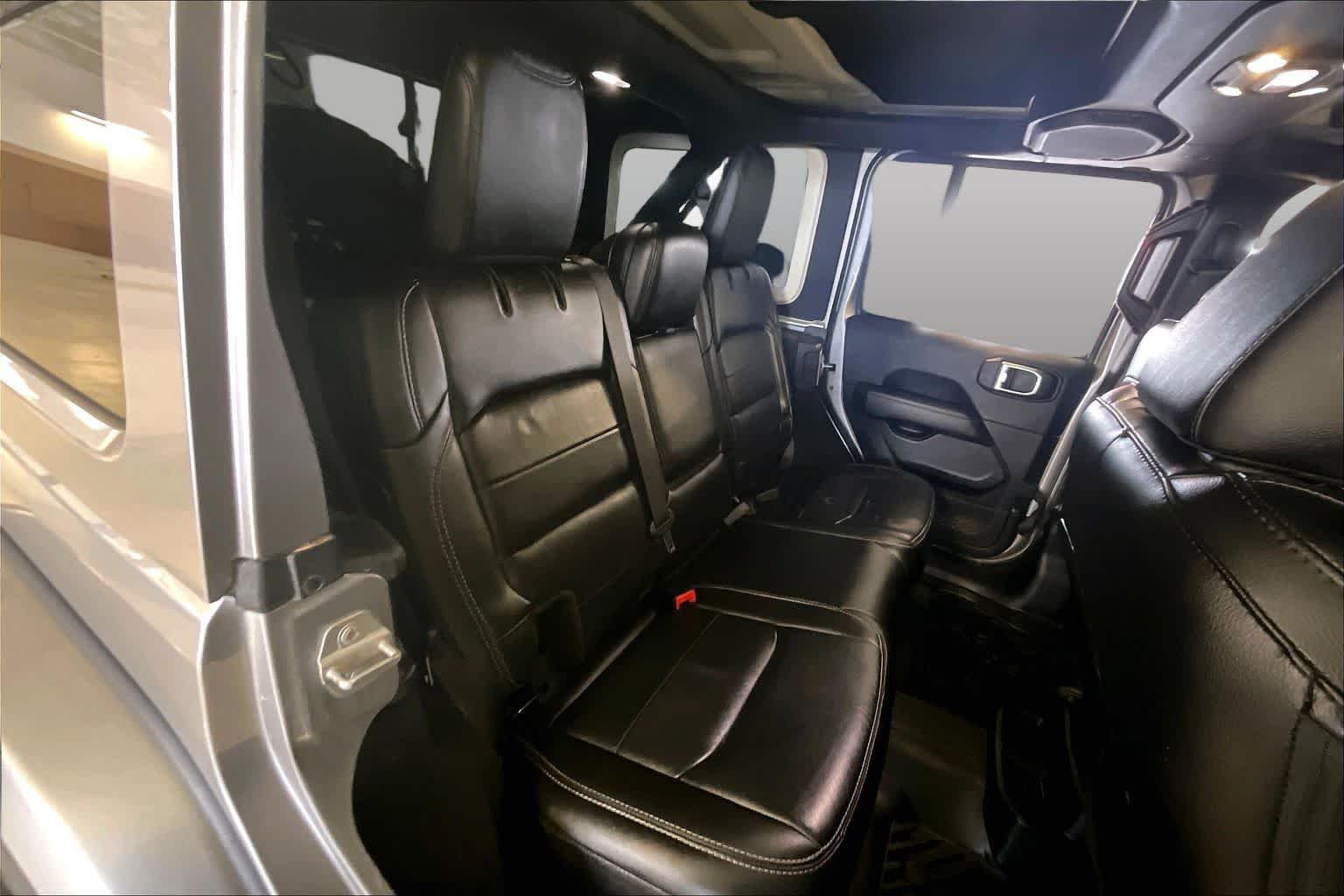 Used 2019 Billet Silver Metallic Clearcoat Jeep Sahara image 18