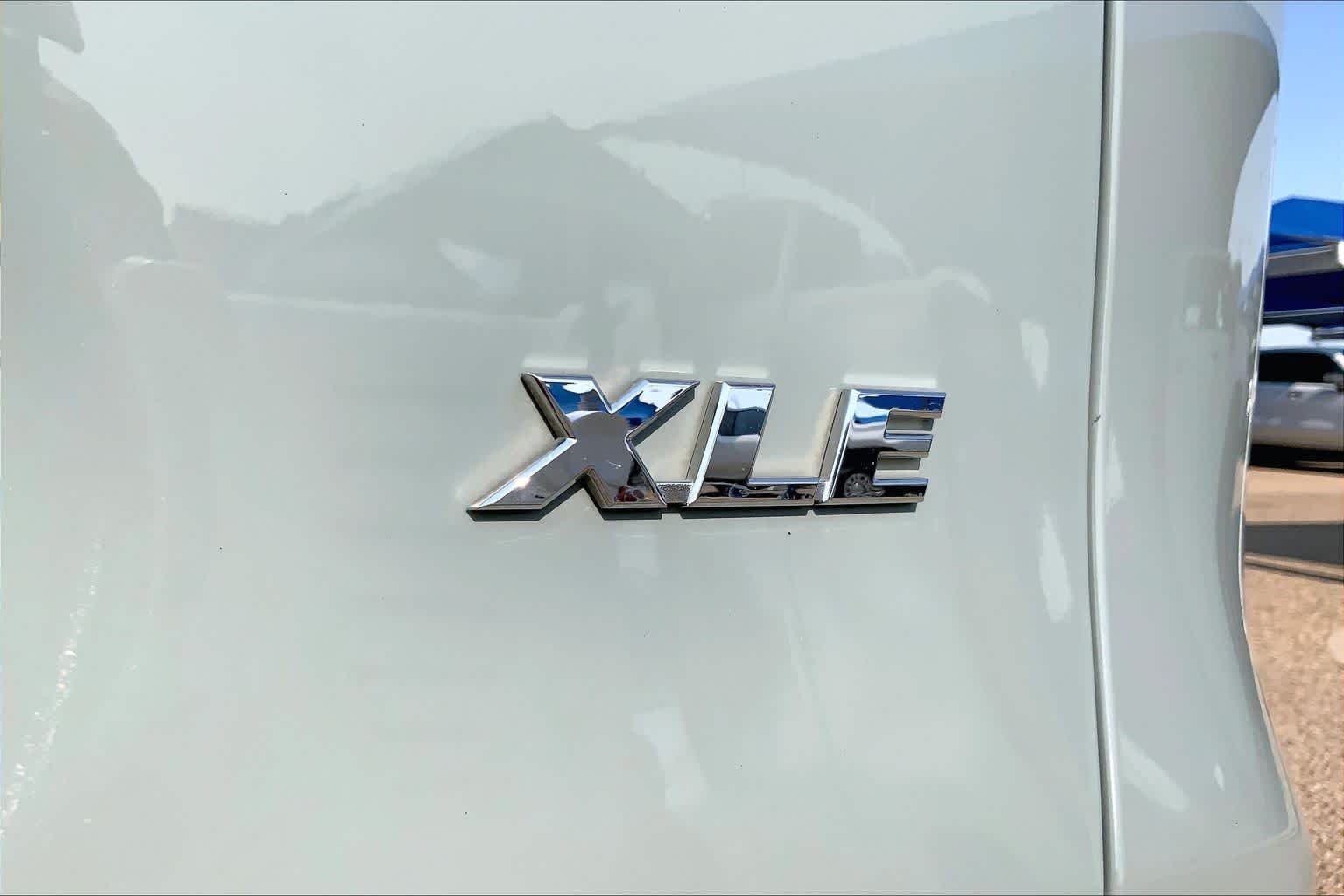 Used 2019 Lunar Rock Toyota XLE Premium image 10
