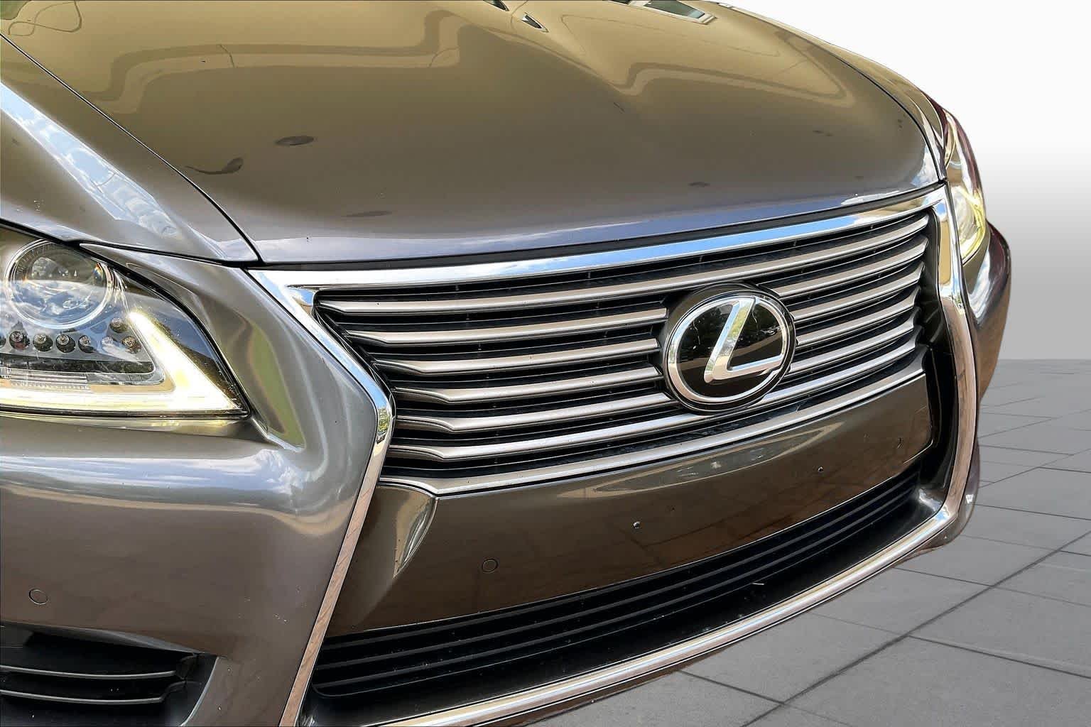 Used 2017 Nebula Gray Pearl Lexus  image 28