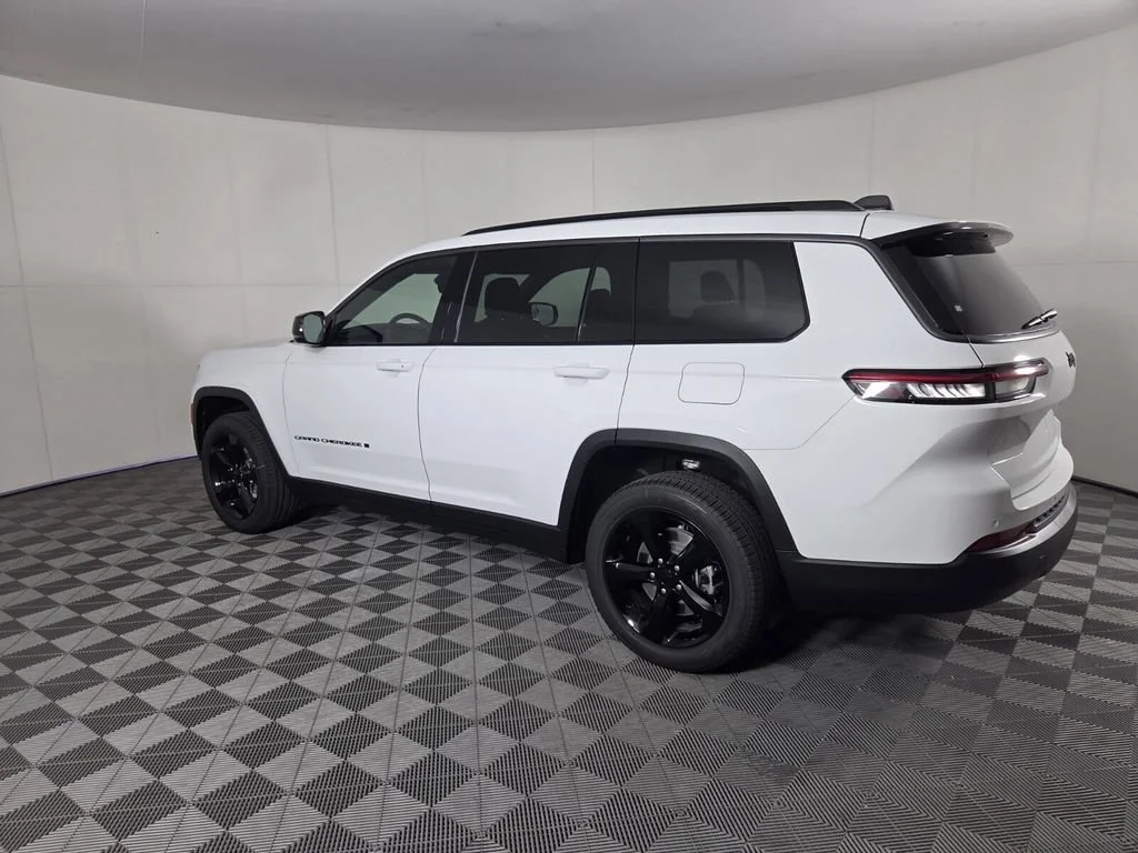New 2026 Bright White Clear-Coat Exterior Paint Jeep Limited image 7
