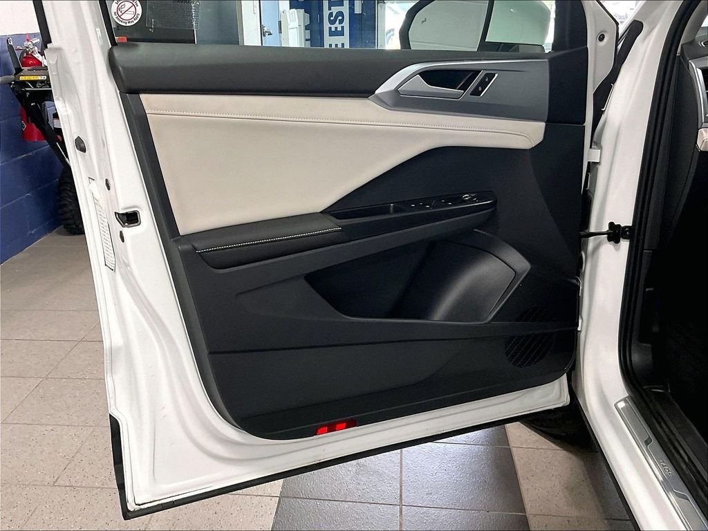 Certified Used 2025 White Volkswagen 1.5T SE image 9