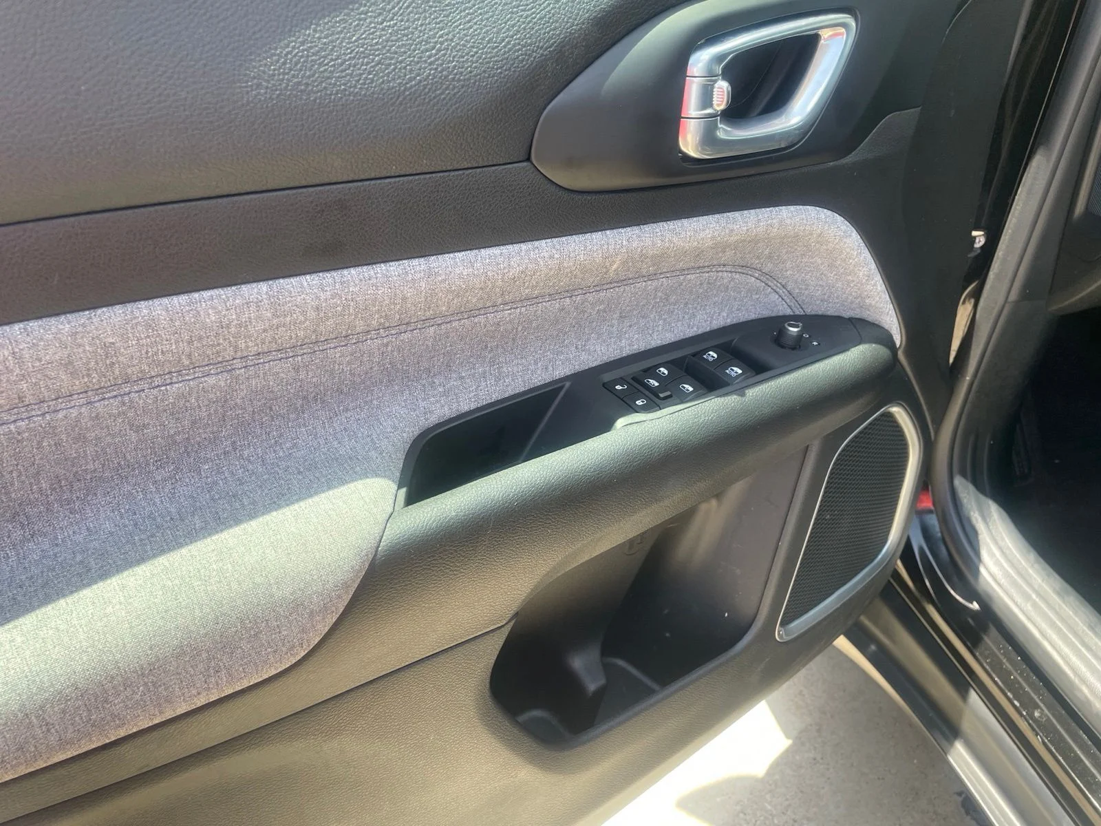 Used 2025 Black Jeep Latitude image 18