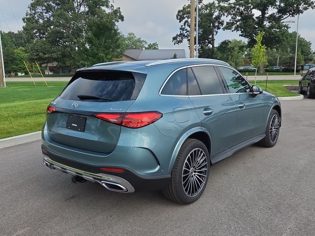 New 2027 Verde Silver Metallic Mercedes-Benz GLC300 image 3