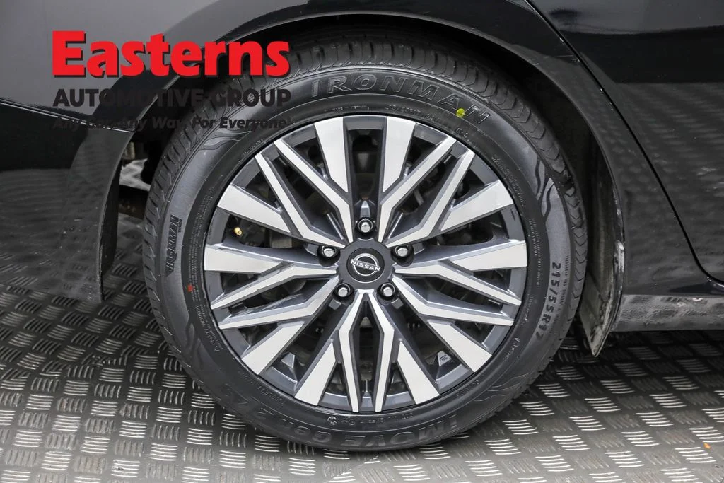 Used 2024 Black Nissan 2.5 SV image 29