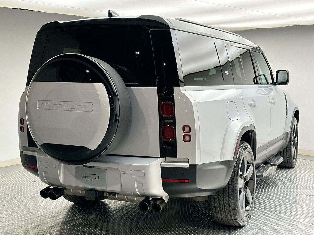 Used 2024 Hakuba Silver Metallic Land Rover S image 13