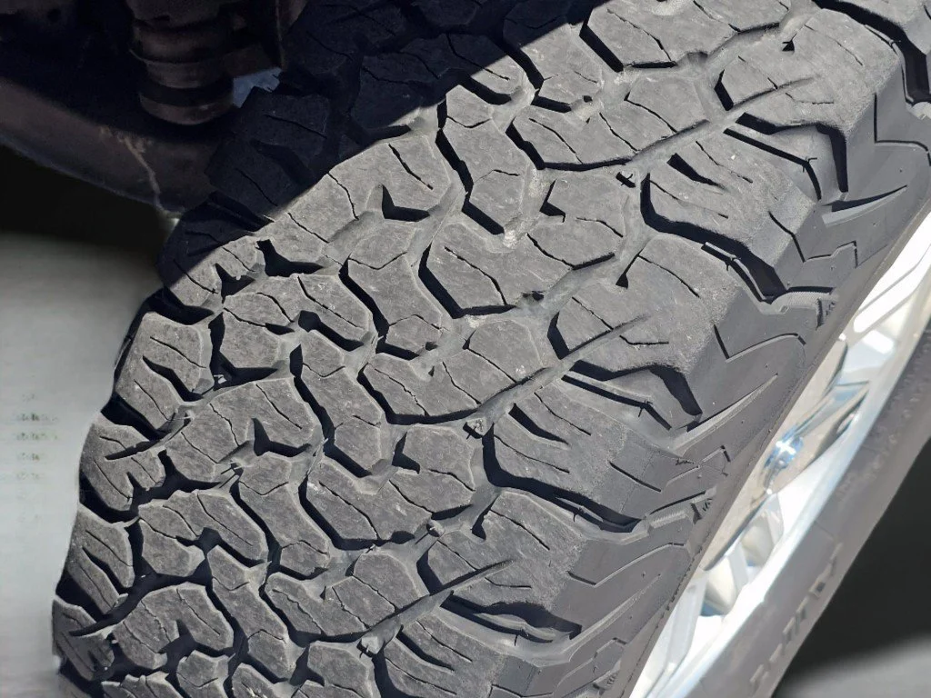 Used 2007 Boulder Gray Metallic Hummer Base image 17