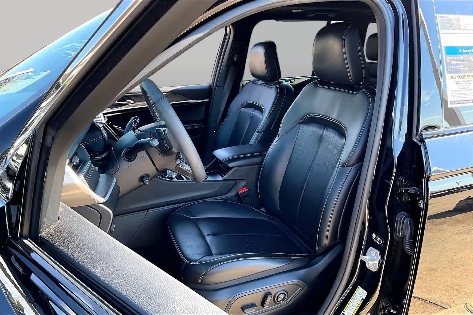 Used 2025 Diamond Black Crystal Pearlcoat Jeep Limited image 9