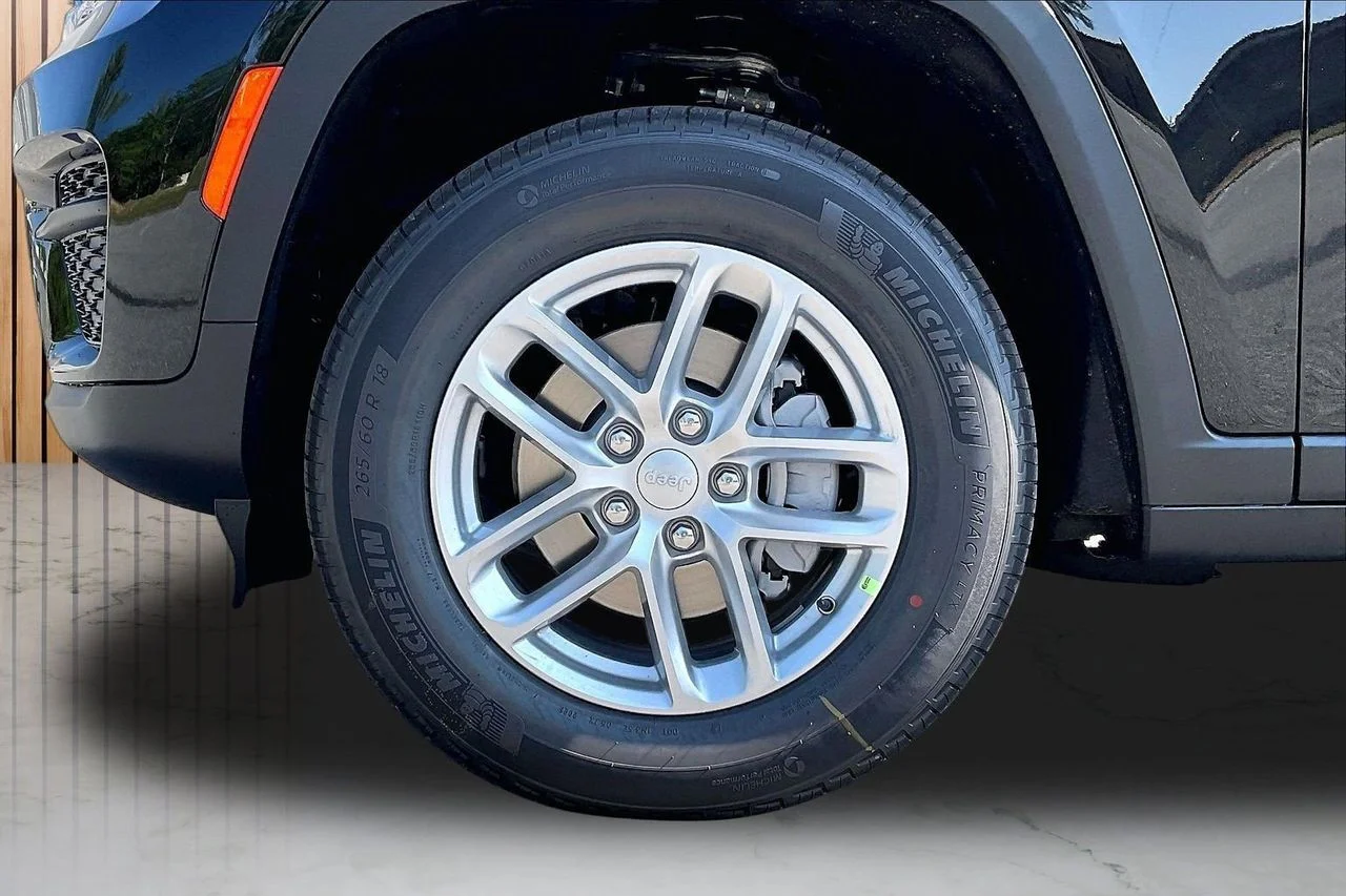 New 2026 Diamond Black Crystal Pearl-Coat Exterior Paint Jeep Laredo X image 31