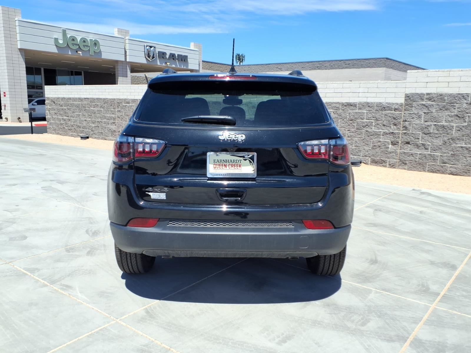 New 2026 Diamond Black Crystal Pearlcoat Jeep Latitude Altitude image 5