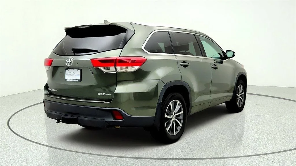 Used 2018 Alumina Jade Metallic Toyota XLE V6 AWD w/ Tow Hitch Receiver image 5