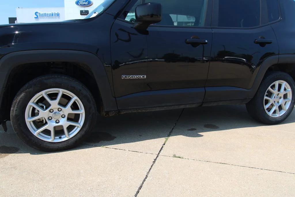 Used 2021 Black Jeep Latitude image 10