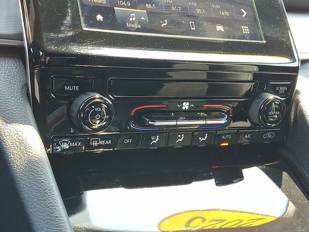 Used 2025 Black Jeep Laredo image 17
