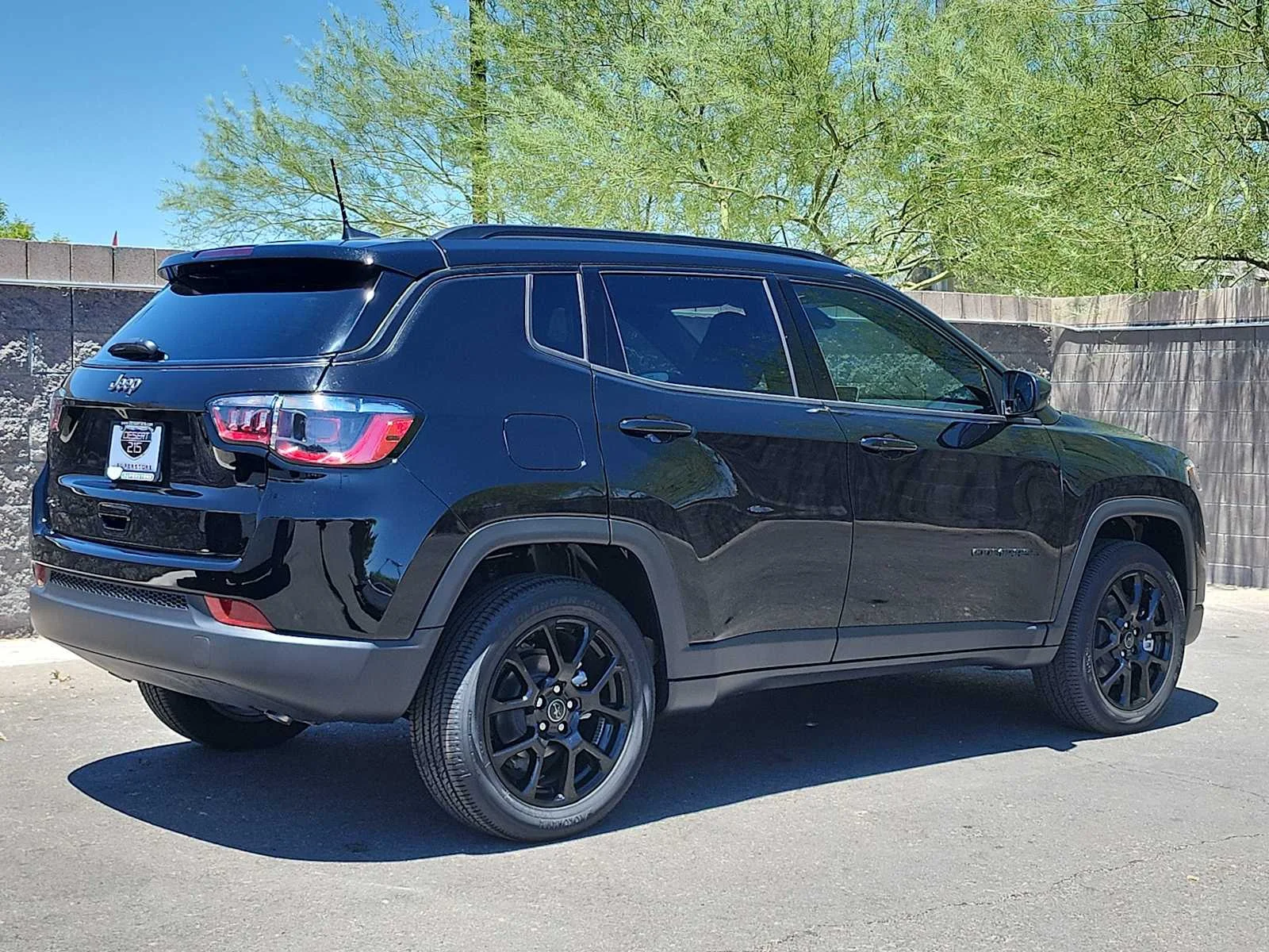 New 2026 Diamond Black Crystal Pearl-Coat Exterior Paint Jeep Latitude image 8