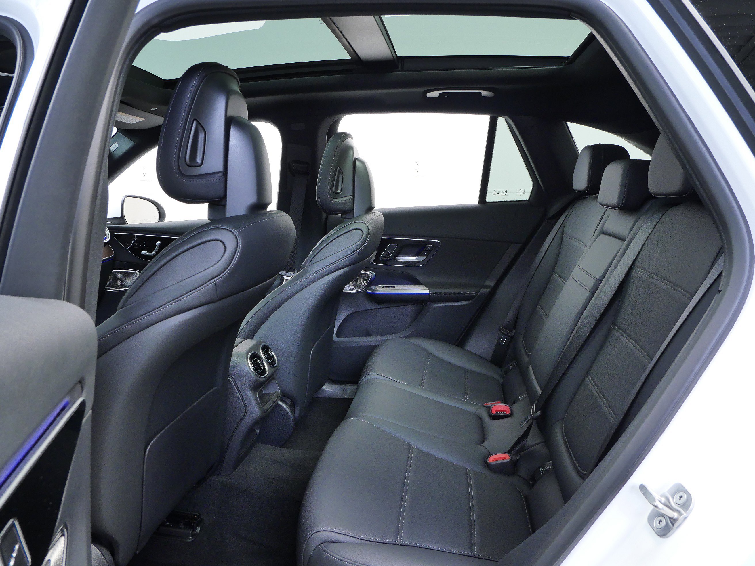 New 2026 Polar White Mercedes-Benz GLC 300 image 8